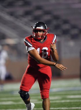 Futbolcuların bir futbol maçı sırasında inanılmaz oyunlar yapmalarının harika aksiyon fotoğrafları.