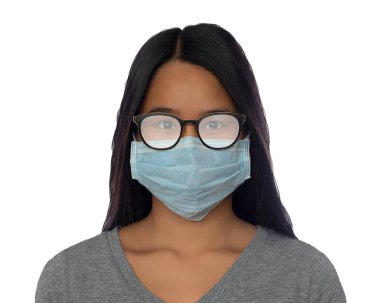 Koruyucu maske taktığı için sisli gözlüklü tatlı Asyalı kız.