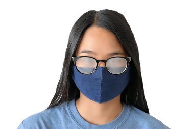 Koruyucu maske taktığı için sisli gözlüklü tatlı Asyalı kız.
