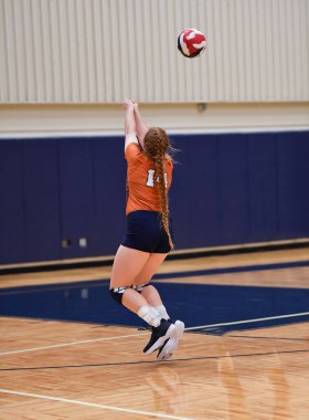 Genç bir kız voleybol maçında inanılmaz oyunlar oynuyor.