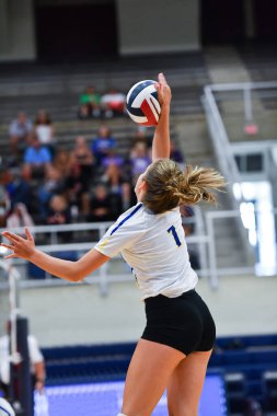 Genç bir kız voleybol maçında inanılmaz oyunlar oynuyor.