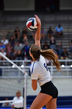 Genç bir kız voleybol maçında inanılmaz oyunlar oynuyor.