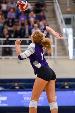 Genç bir kız voleybol maçında inanılmaz oyunlar oynuyor.