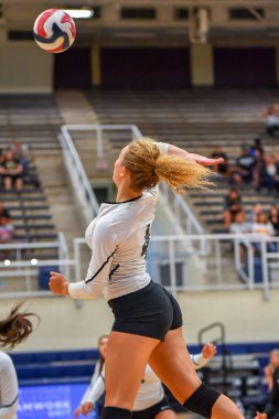 Genç bir kız voleybol maçında inanılmaz oyunlar oynuyor.