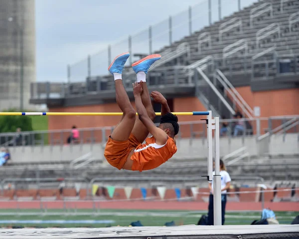 Athlètes Garçons Effectuant Saut Hauteur Lors Une Rencontre Athlétisme — Photo