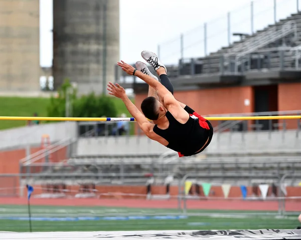 Ragazzo Atleti Che Eseguono Salto Alto Una Pista Campo Incontrano — Foto Stock