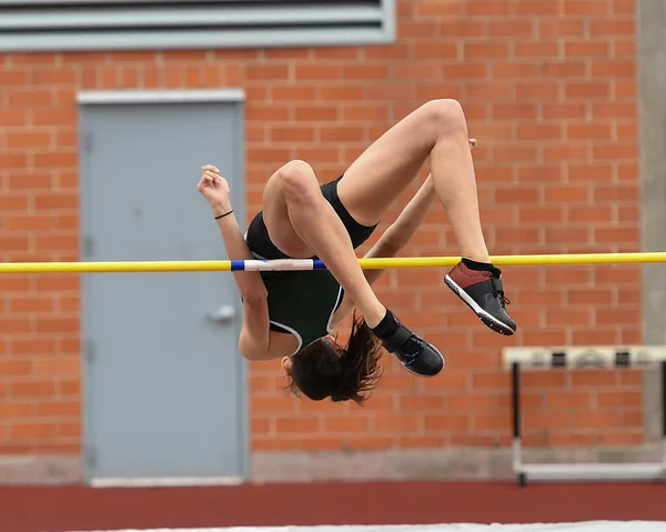 Genç Kızlar Yüksek Atlama Diğer Etkinlikleri Bir Yarış Pistinde Gerçekleştiriyor — Stok fotoğraf