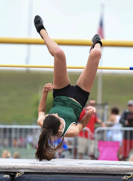 Chicas Jóvenes Que Realizan Salto Altura Otros Eventos Una Pista — Foto de Stock