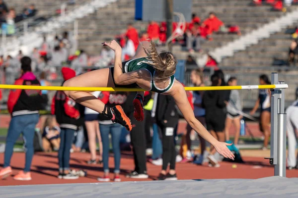 Ragazze Che Eseguono Salto Alto Altri Eventi Una Gara Atletica — Foto Stock