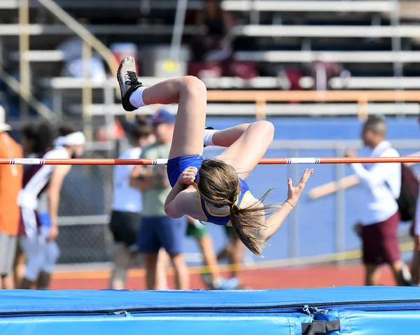 Raparigas Realizando Salto Altura Outros Eventos Uma Pista Campo Atender — Fotografia de Stock