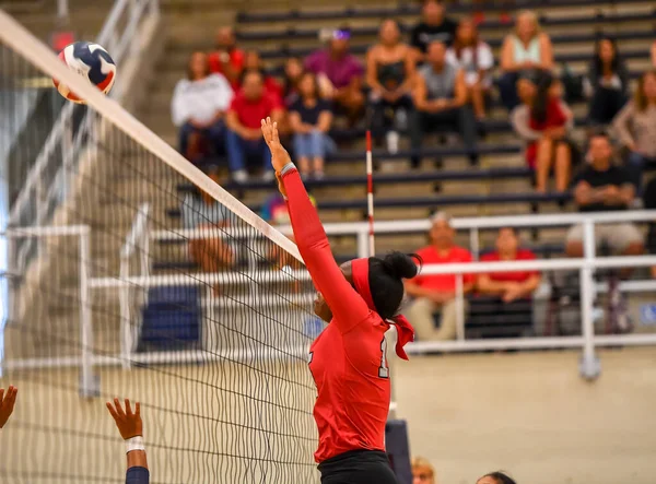 Ung Flicka Gör Fantastiska Pjäser Volleyboll Spel — Stockfoto