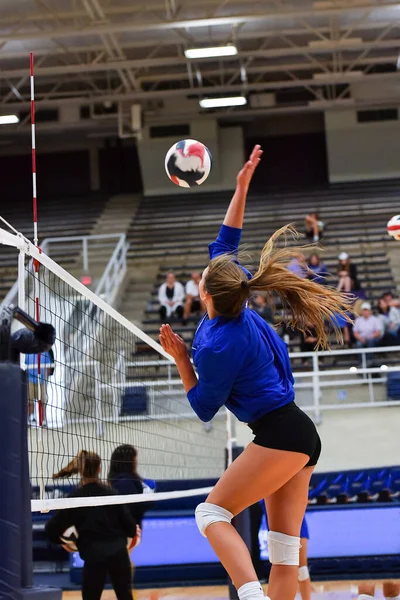 Ung Flicka Gör Fantastiska Pjäser Volleyboll Spel — Stockfoto