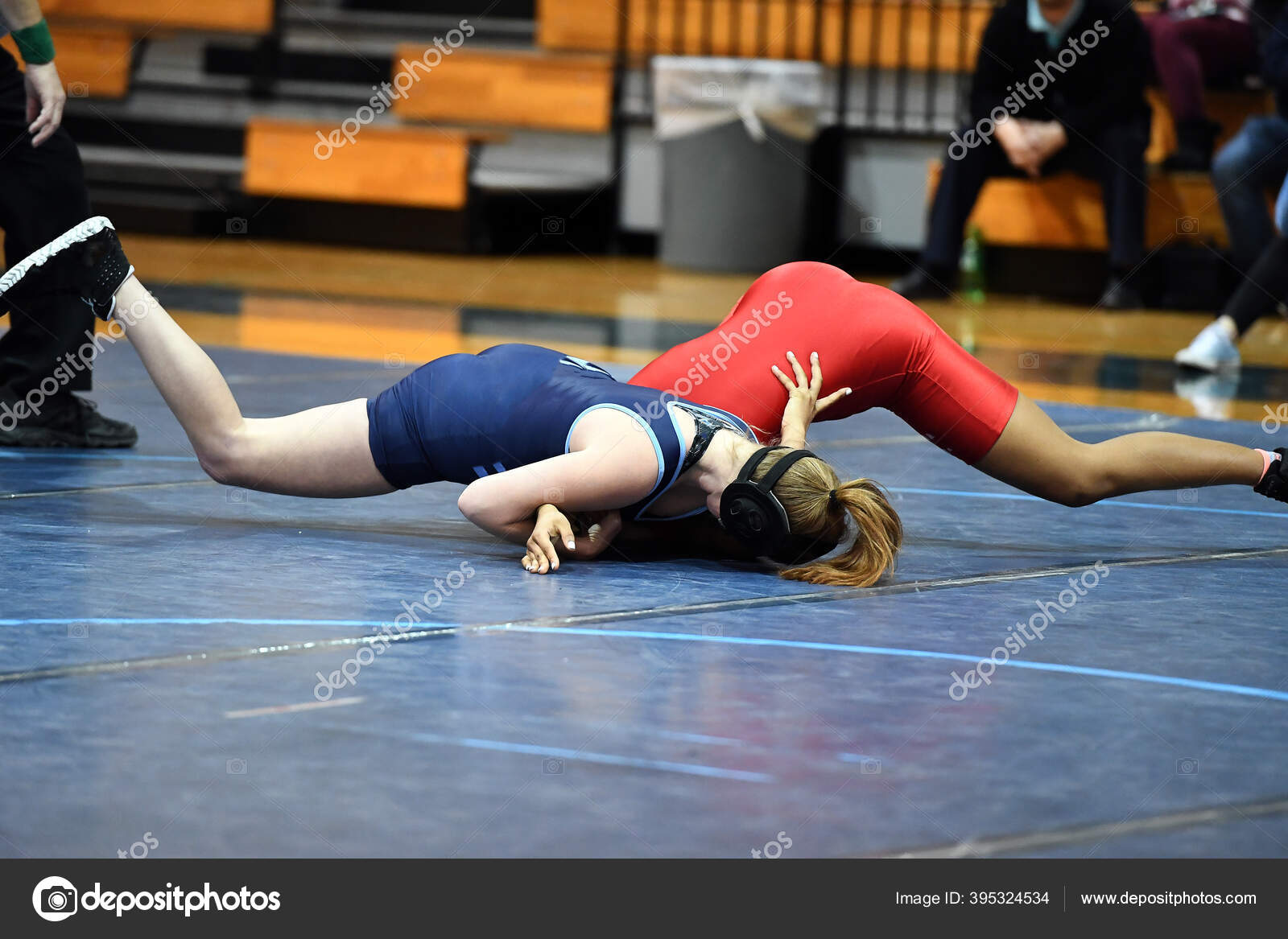 Luchadoras Atléticas Compitiendo Encuentro Lucha Libre fotografía de
