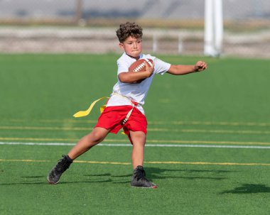 Bayrak futbolunda oynayan tatlı bir çocuk.