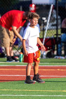 Bayrak futbolunda oynayan tatlı bir çocuk.