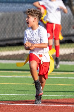 Bayrak futbolunda oynayan tatlı bir çocuk.