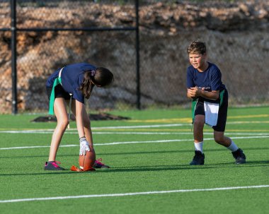 Bayrak futbolunda oynayan tatlı bir çocuk.