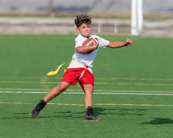 Leuke Jonge Jongen Spelen Een Vlag Voetbal Spel — Stockfoto