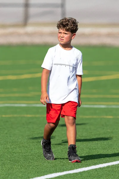 Leuke Jonge Jongen Spelen Een Vlag Voetbal Spel — Stockfoto