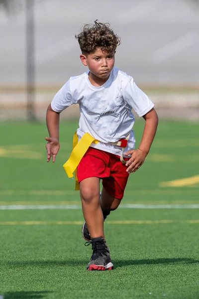 Bayrak futbolunda oynayan tatlı bir çocuk.