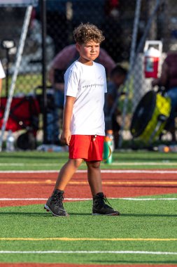 Bayrak futbolunda oynayan tatlı bir çocuk.