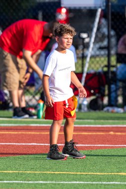 Bayrak futbolunda oynayan tatlı bir çocuk.