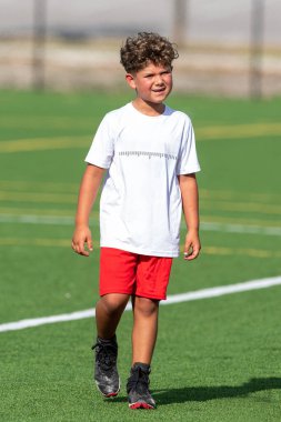 Bayrak futbolunda oynayan tatlı bir çocuk.