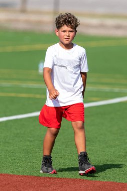 Bayrak futbolunda oynayan tatlı bir çocuk.