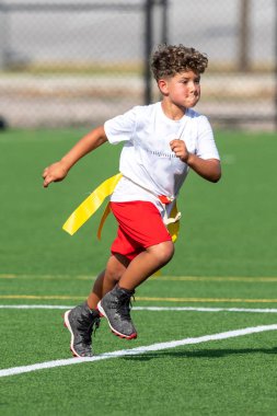 Bayrak futbolunda oynayan tatlı bir çocuk.