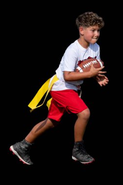 Bayrak futbolunda oynayan tatlı bir çocuk.
