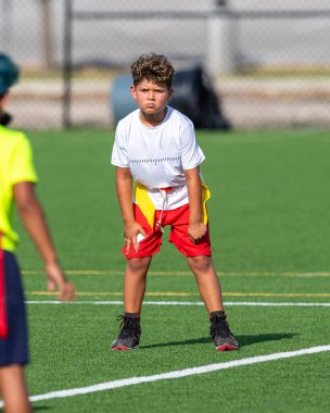 Bayrak futbolunda oynayan tatlı bir çocuk.