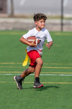 Bayrak futbolunda oynayan tatlı bir çocuk.