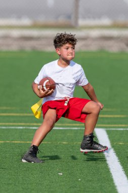 Bayrak futbolunda oynayan tatlı bir çocuk.