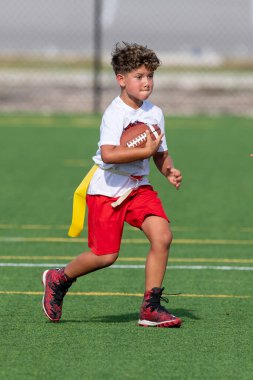 Bayrak futbolunda oynayan tatlı bir çocuk.