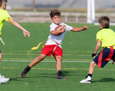 Bayrak futbolunda oynayan tatlı bir çocuk.