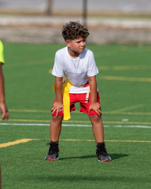 Bayrak futbolunda oynayan tatlı bir çocuk.