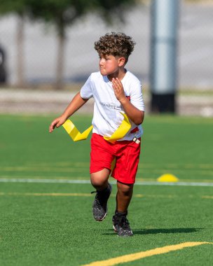 Bayrak futbolunda oynayan tatlı bir çocuk.