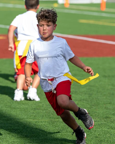 Gry Cute Młody Chłopiec Gra Piłkę Nożną Flagi Gry — Zdjęcie stockowe