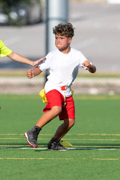 Leuke Jonge Jongen Spelen Een Vlag Voetbal Spel — Stockfoto