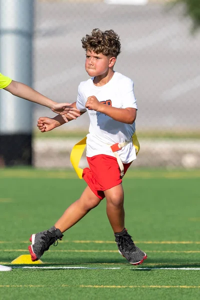 Leuke Jonge Jongen Spelen Een Vlag Voetbal Spel — Stockfoto