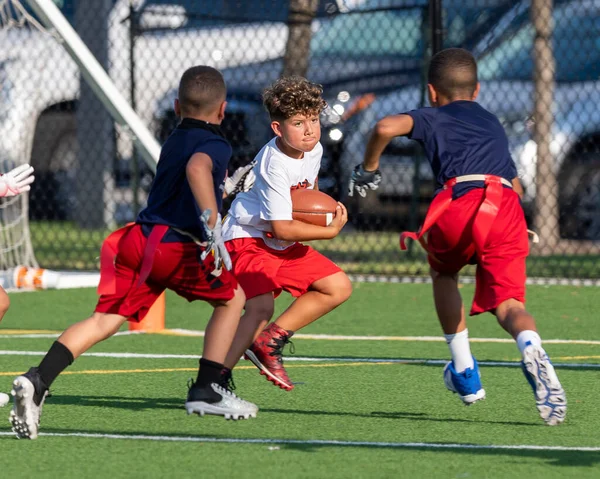 Carino Giovane Ragazzo Che Gioca Gioco Calcio Bandiera — Foto Stock