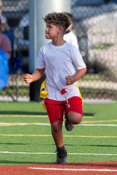 Leuke Jonge Jongen Spelen Een Vlag Voetbal Spel — Stockfoto