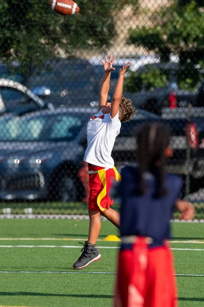Милый Мальчик Играет Футбол Флагом — стоковое фото