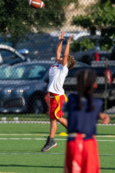 Carino Giovane Ragazzo Che Gioca Gioco Calcio Bandiera — Foto Stock