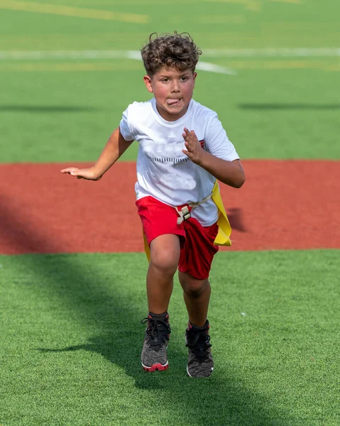 Leuke Jonge Jongen Spelen Een Vlag Voetbal Spel — Stockfoto