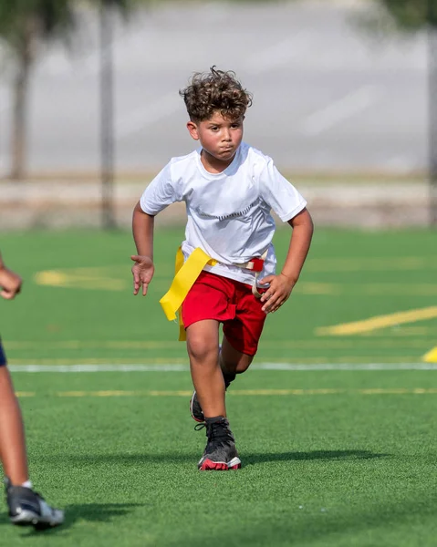 Leuke Jonge Jongen Spelen Een Vlag Voetbal Spel — Stockfoto