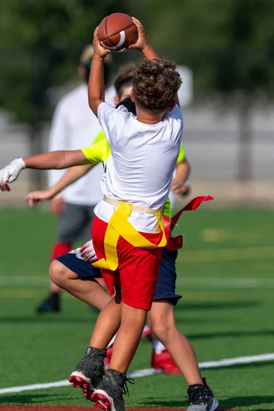 かわいい若い男の子がフラッグサッカーゲームで遊んでいる — ストック写真