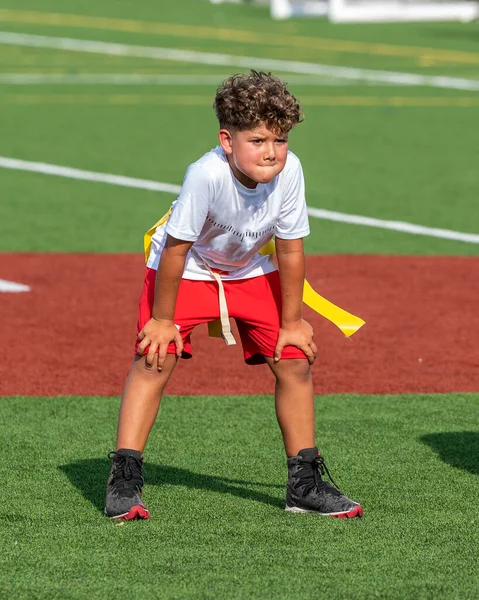 かわいい若い男の子がフラッグサッカーゲームで遊んでいる — ストック写真