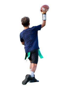 Genç atletik çocuk bayrak futbolunda oynuyor.