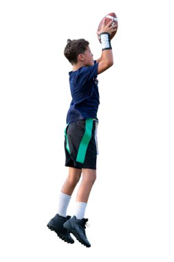 Genç atletik çocuk bayrak futbolunda oynuyor.